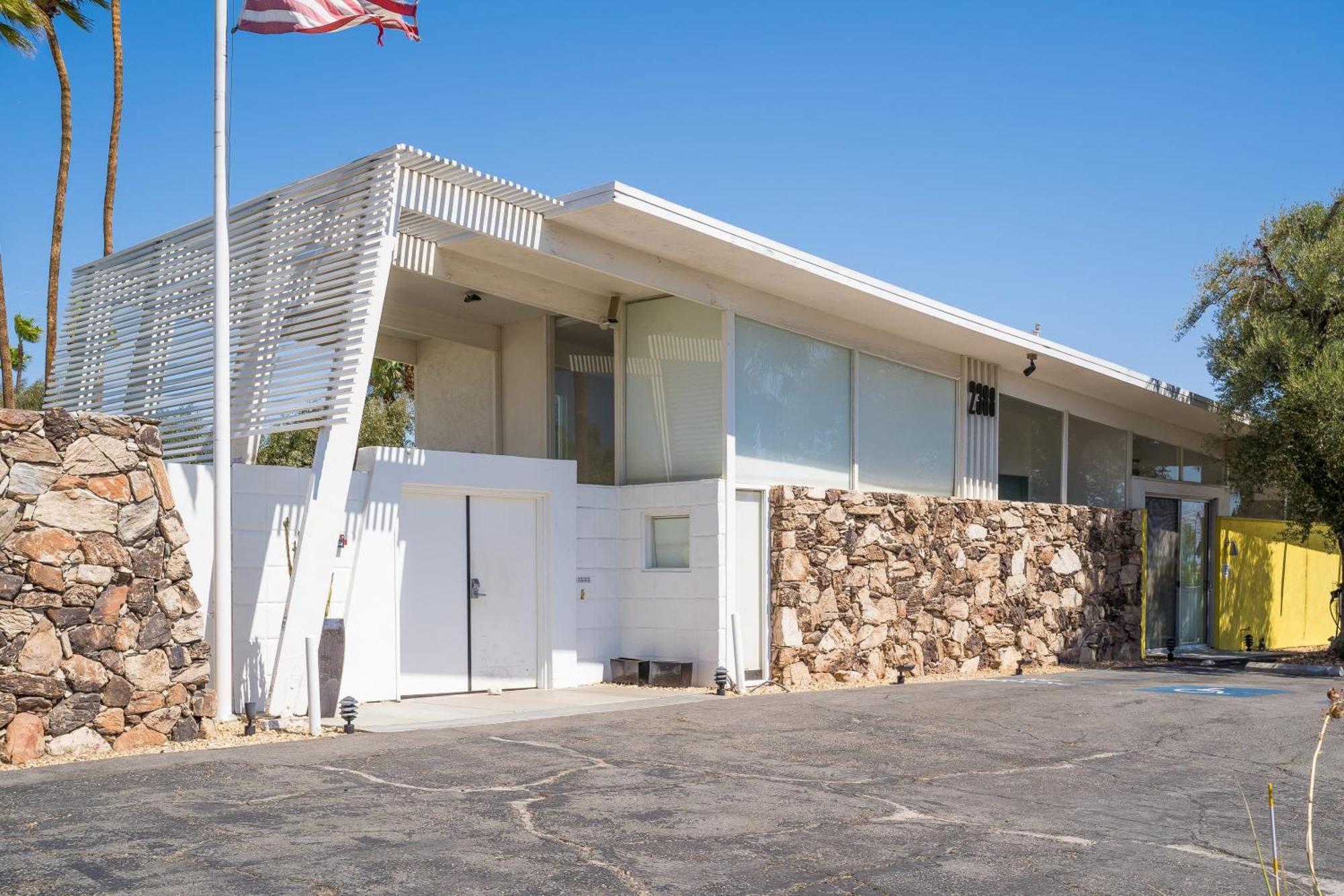 Monkey Tree Hotel By Avantstay Stylish Hotel In Palm Springs W Pool Екстериор снимка